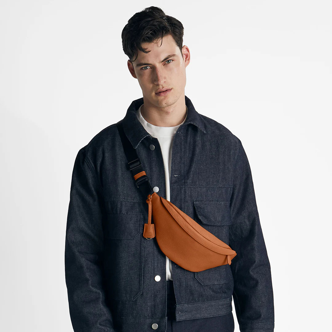 真皮男士斜挎包休闲简约水饺包棕色百搭潮流胸包