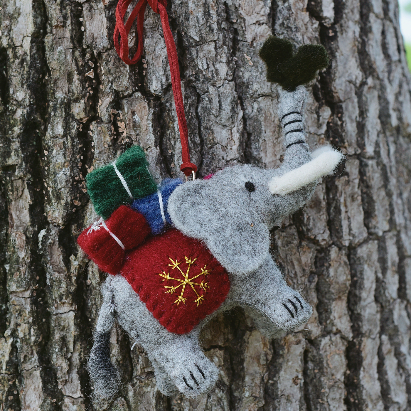 进口小众驮礼物的大象挂件大号车挂彩色包挂灰色挂饰包包手工公仔