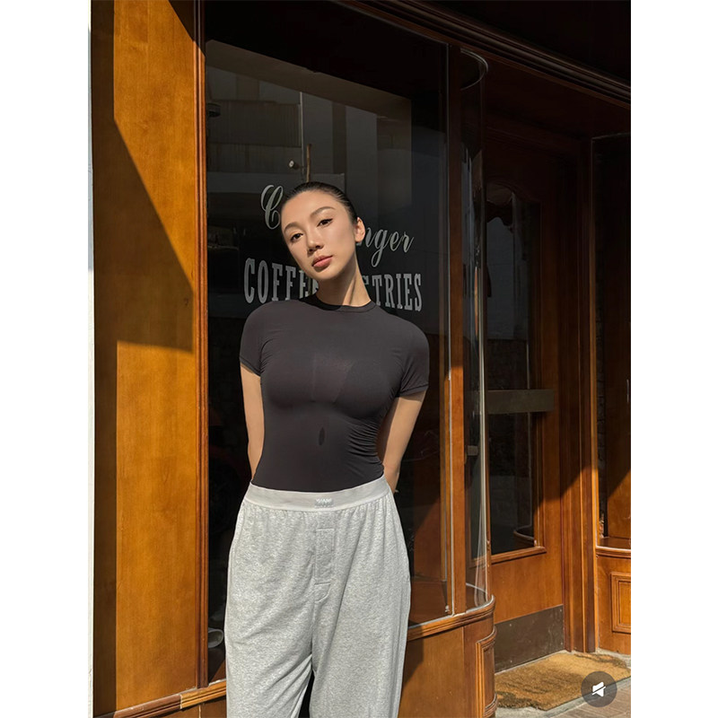 skims fits everybody卡戴珊女士春夏超薄打底衫短袖修紧身T恤图片