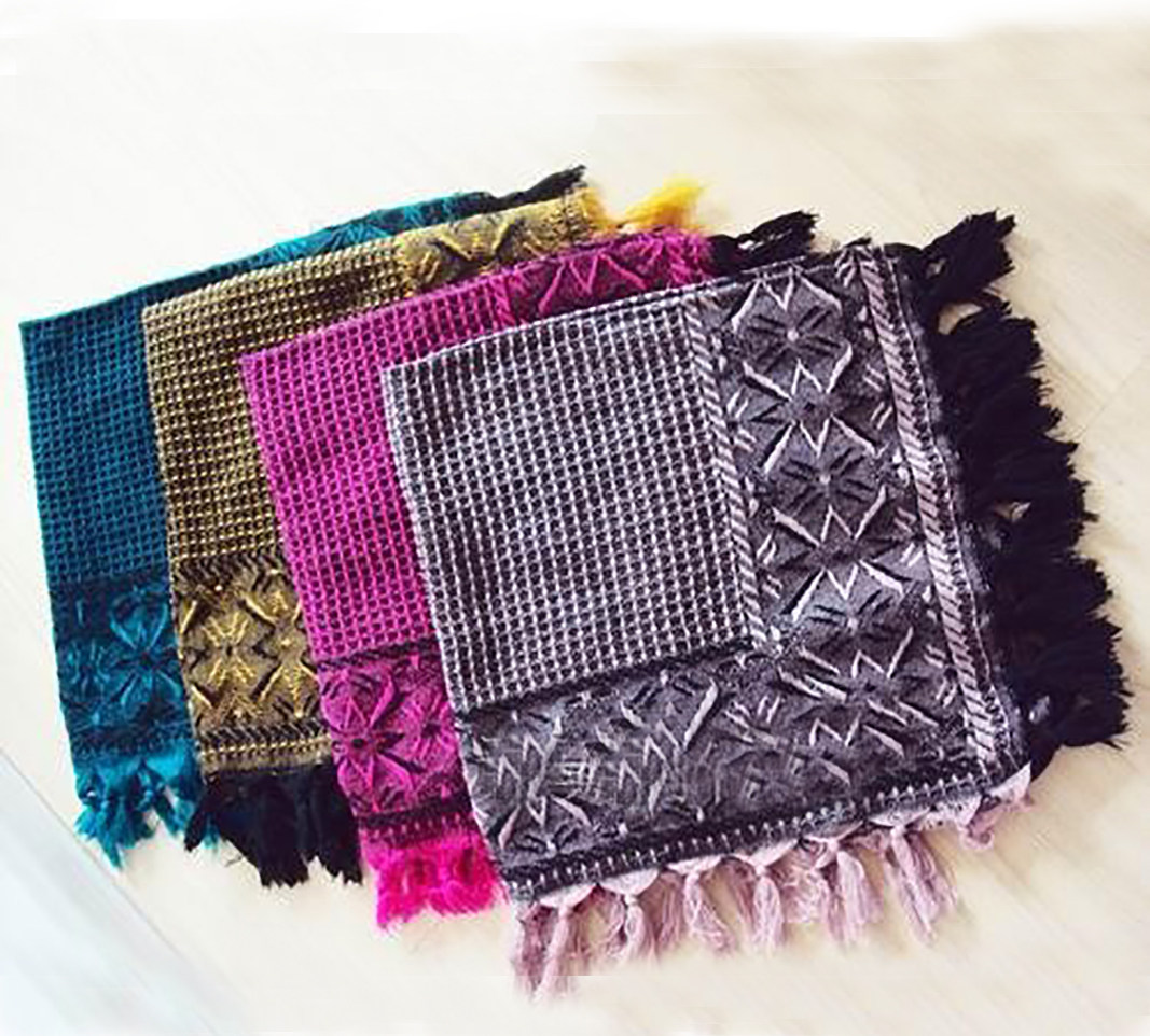 中老年春秋冬季女保暖毛线流苏红黑色交织披肩围巾四方包头大方巾