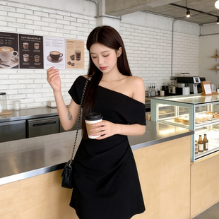 高级感气质a字短裙子 t恤连衣裙女夏季 茶歇法式 黑色一字领露肩短袖