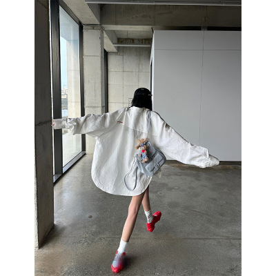 高级感慵懒风白衬衫后背字母刺绣外套女夏宽松老钱风长袖防晒上衣