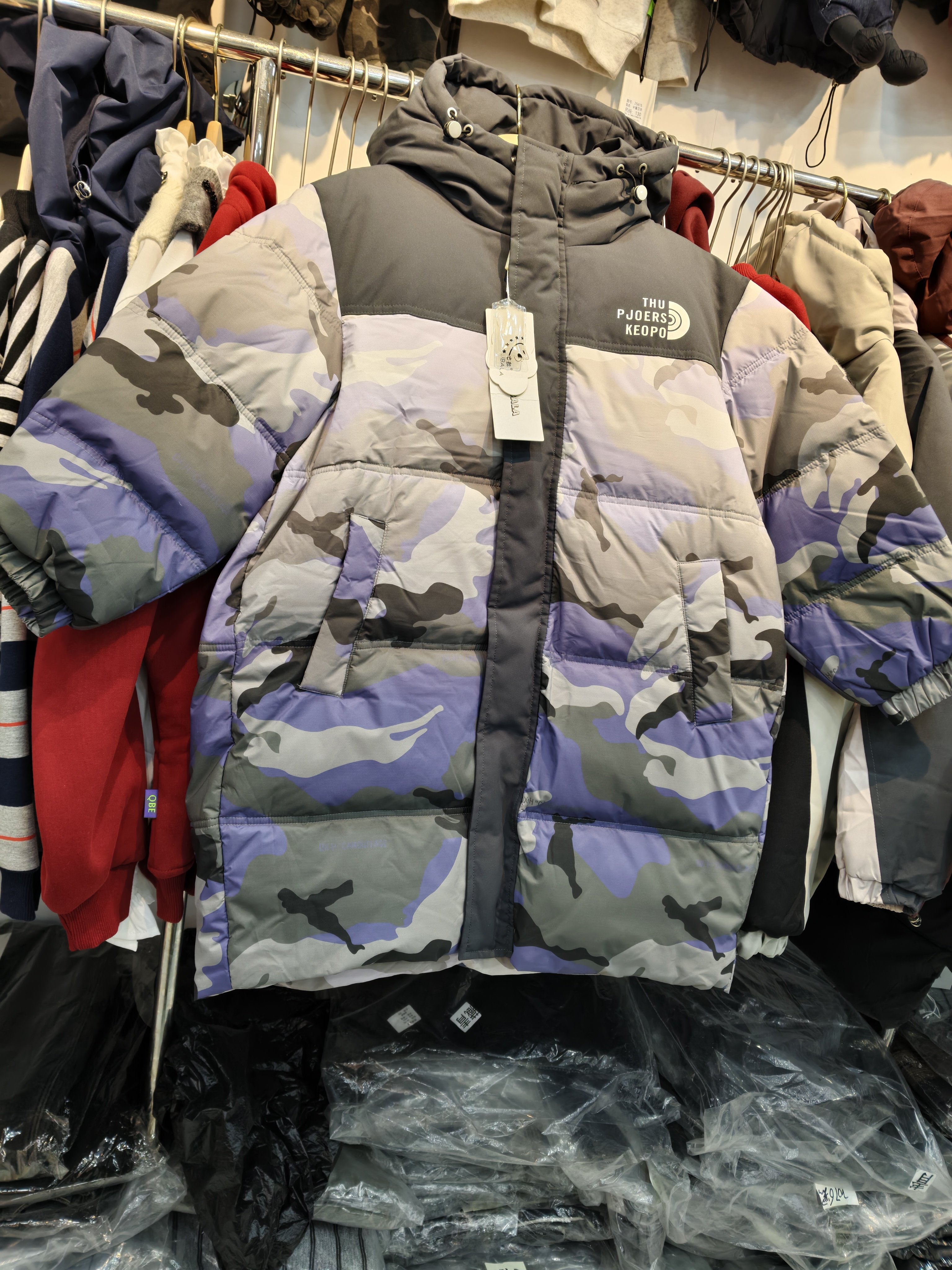 小猪巴拉大童中性迷彩中长款羽绒服90白鸭绒断码特价原289