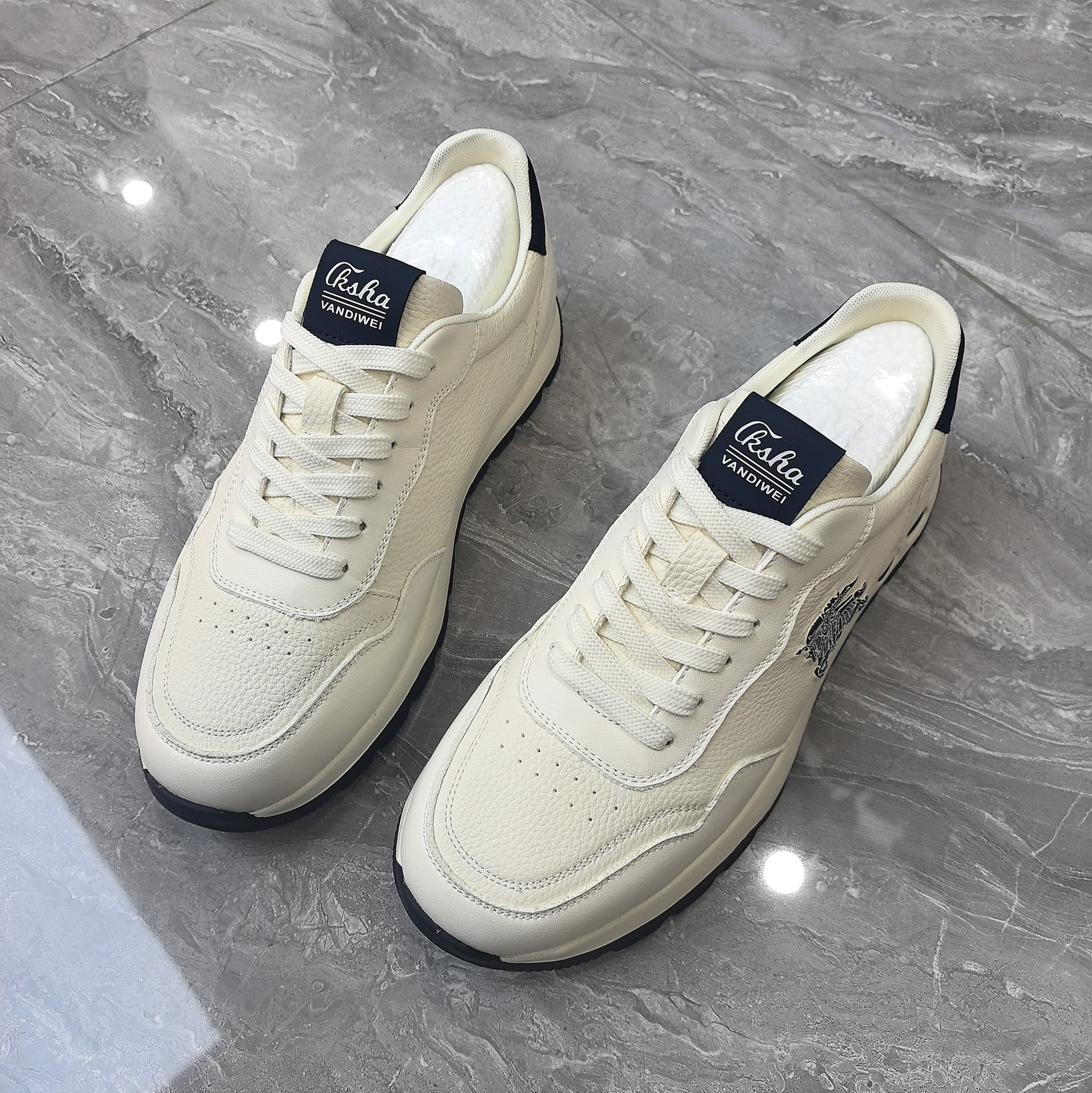 2026春季新款软底休闲板鞋欧洲站男鞋真皮透气小众男士运动跑步鞋