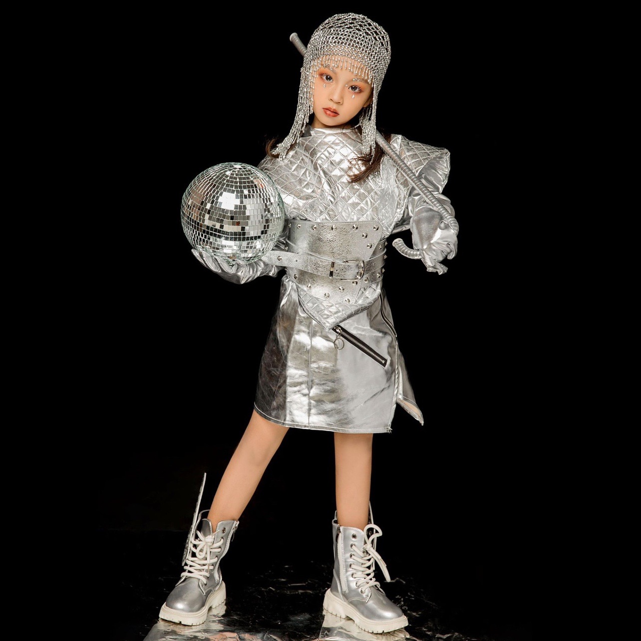 银色儿童走秀未来科技风模卡演出服宇宙创意主题服装舞台比赛潮服