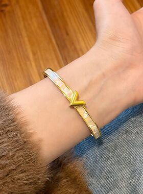 欧美跨境大V字母钛钢手镯女轻奢百搭个性小众设计感仿白贝手饰品