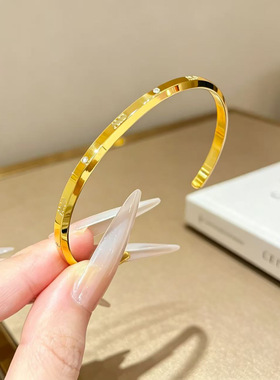 跨境简约开口C形斜面钛钢不掉色手镯女情侣可刻字镀真金手环叠戴