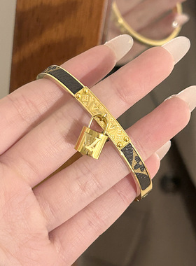 跨境欧美简约冷淡风老花皮锁头手镯女钛钢小众设计百搭轻奢感