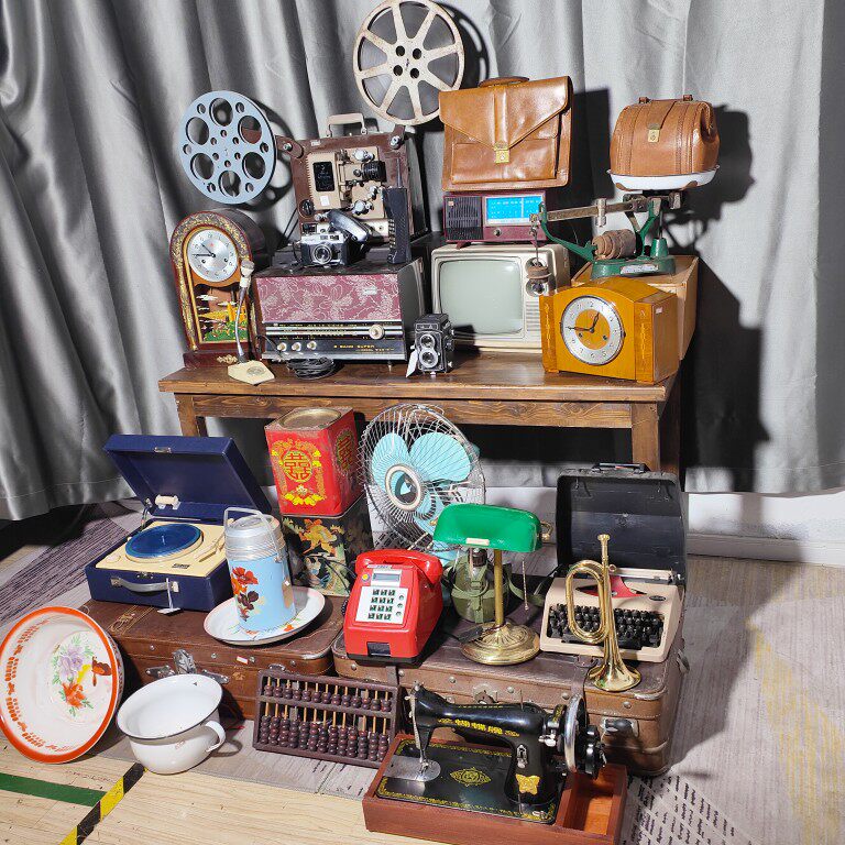 怀旧708090年代老物件电影机唱机收音机座钟算盘打字机套装摆件