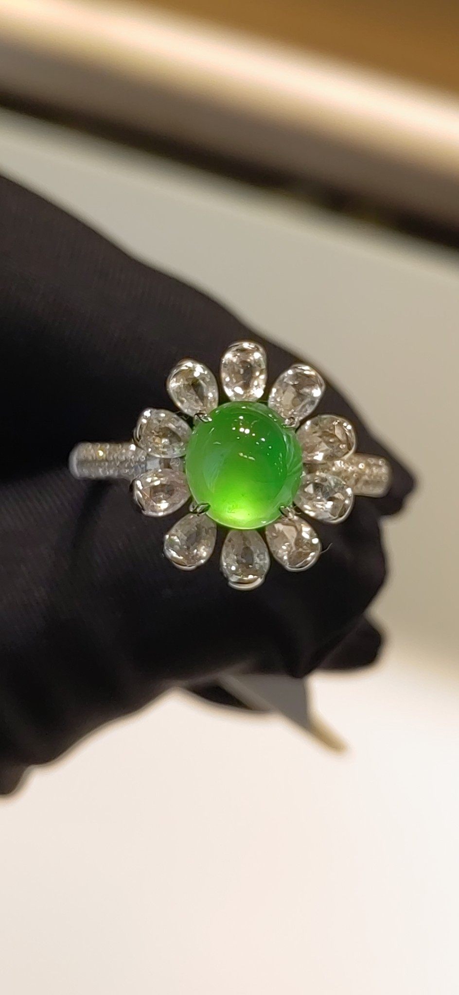 18k白金镶嵌翡翠宝石戒指高冰种翡翠绿起荧光翡翠戒指佩灵动优雅