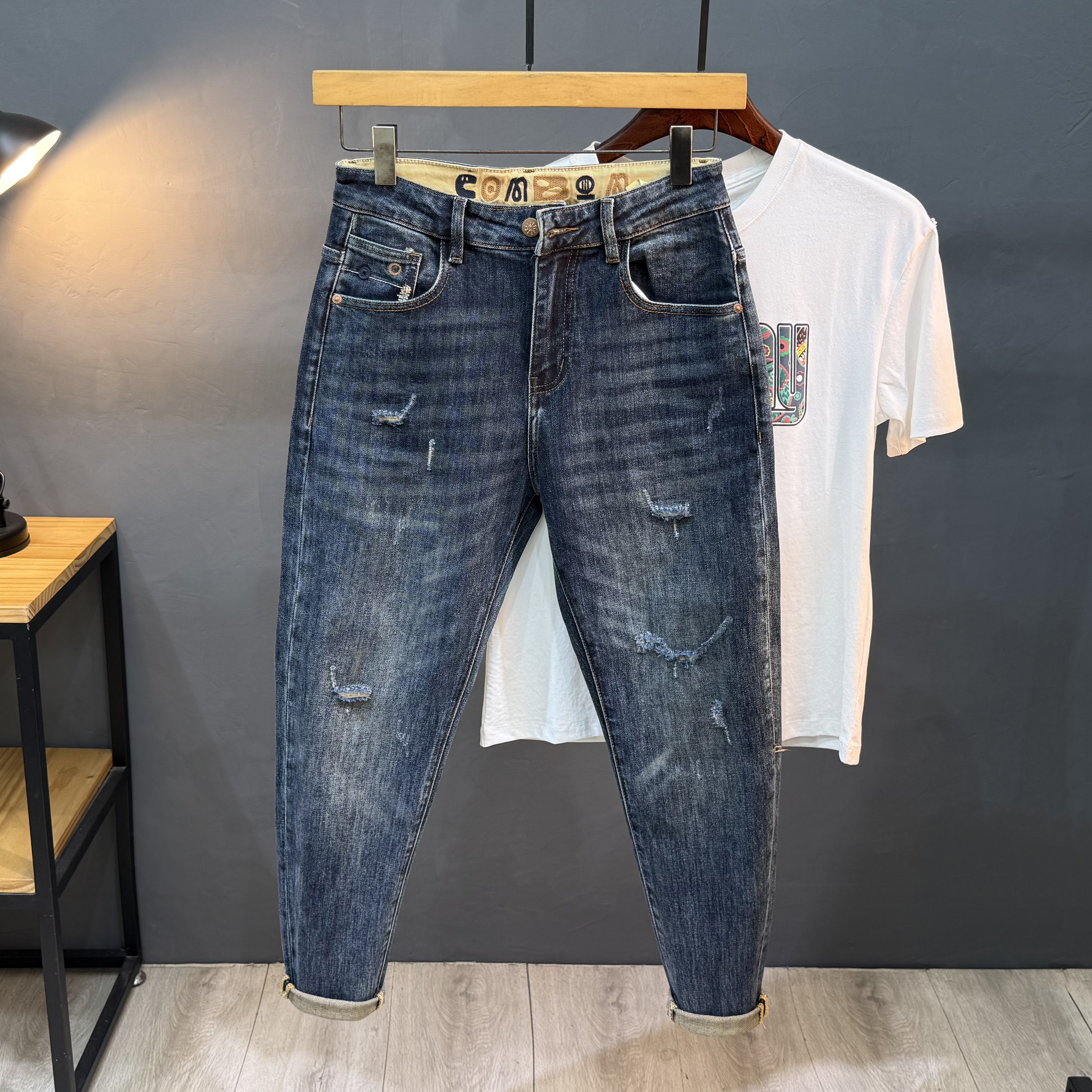 高级设计感破洞蓝色牛仔裤男潮牌修身小脚补丁锥形刺绣痞帅长裤子