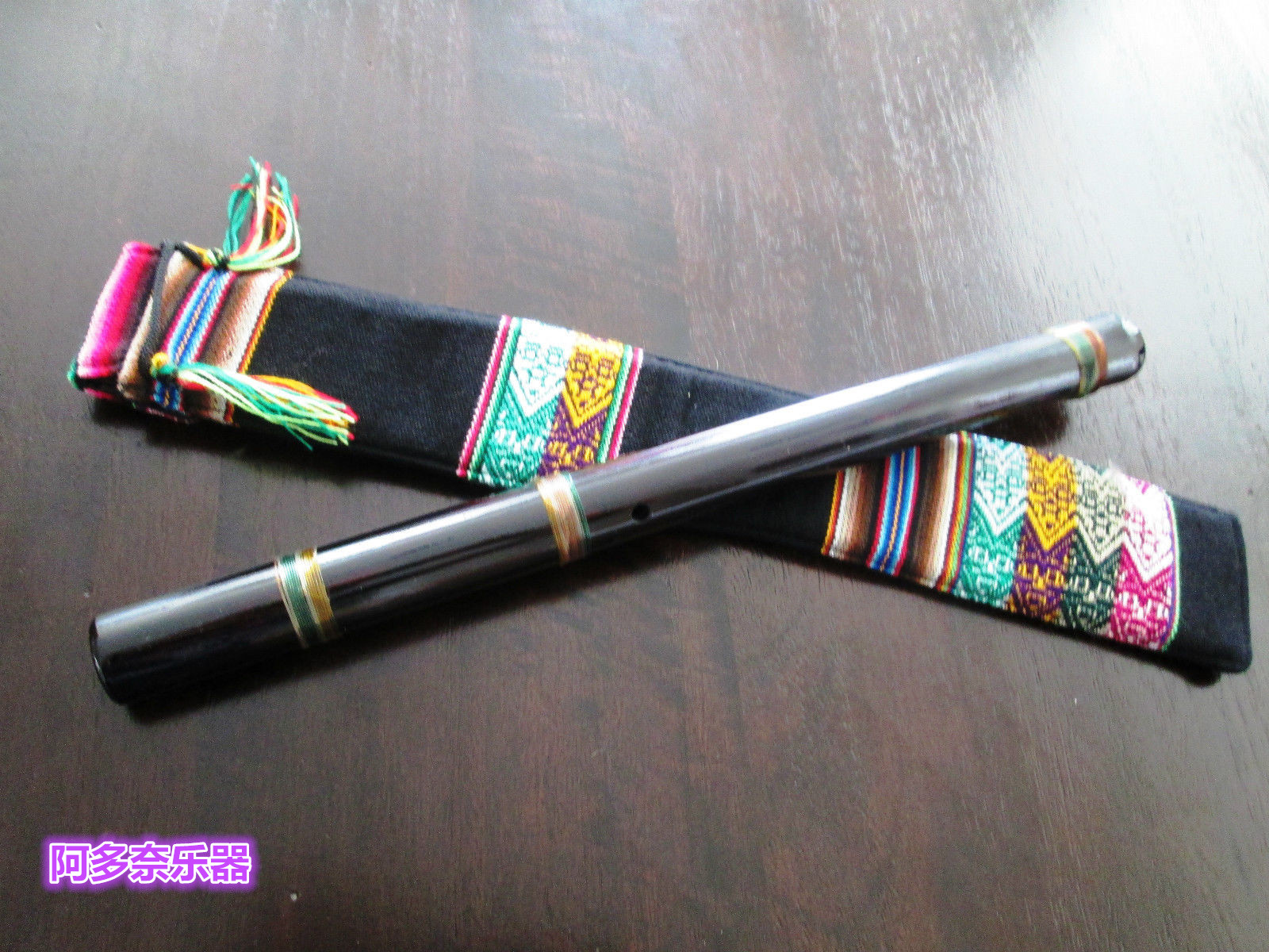 专业黑色CHACON盖那笛 来自秘鲁 包括笛包 G调 SOL  440,
长15英寸,
此Quena(Kena)是传统的秘鲁音乐的许多领域中常用的一种传统的安第斯长笛。此Quena产生一个异常美丽的声音,并已被南美和他们的祖先无数代,一度被土著部落推崇为一种神圣的图腾。
来自南美原始的安第斯山脉