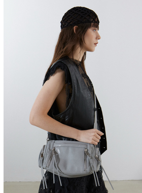 LeAMO2025年新款头层牛皮灵动流苏飘带拉链机车三角枕头hobo包2色