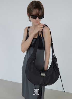 LeAMO｜原创'STRING HOBO'新款尼龙抽绳褶皱大容量流浪斜挎水饺包