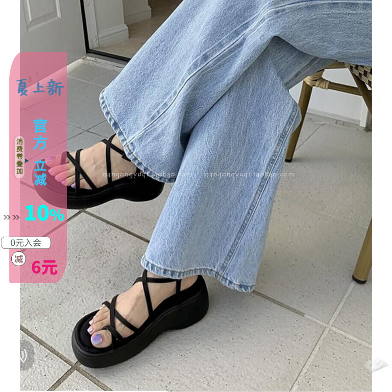 街拍松糕厚底套趾交叉带凉鞋