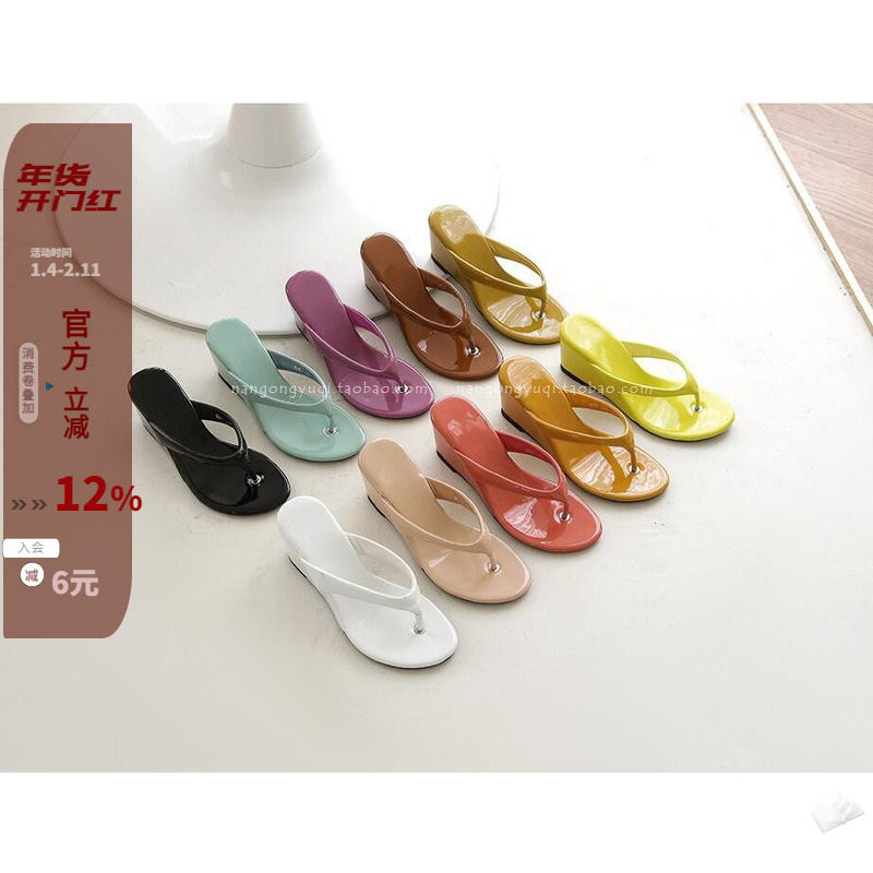 现韩国东大门女鞋2022夏季新款chic简约糖果色漆皮夹趾坡跟人字拖