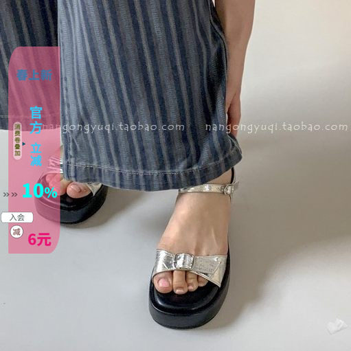 韩国东大门女鞋2026夏新款韩系休闲风松糕厚底银色一字皮带扣凉鞋