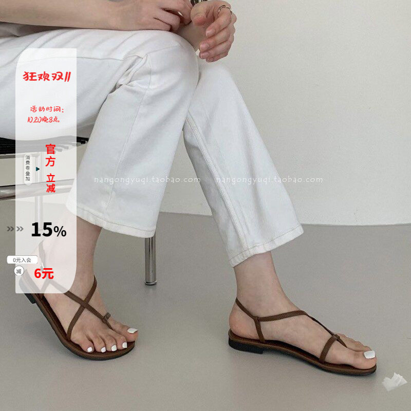 细带皮带扣套趾平底凉鞋