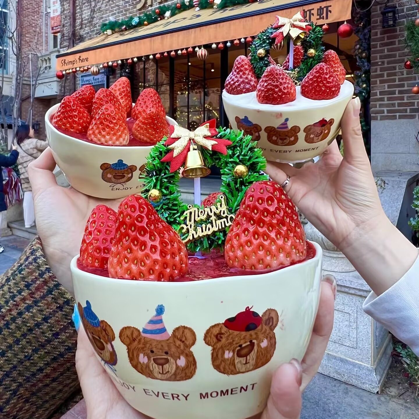 2026网红新年圣诞节草莓蛋糕装饰三只小熊陶瓷碗草莓碗甜品碗摆件