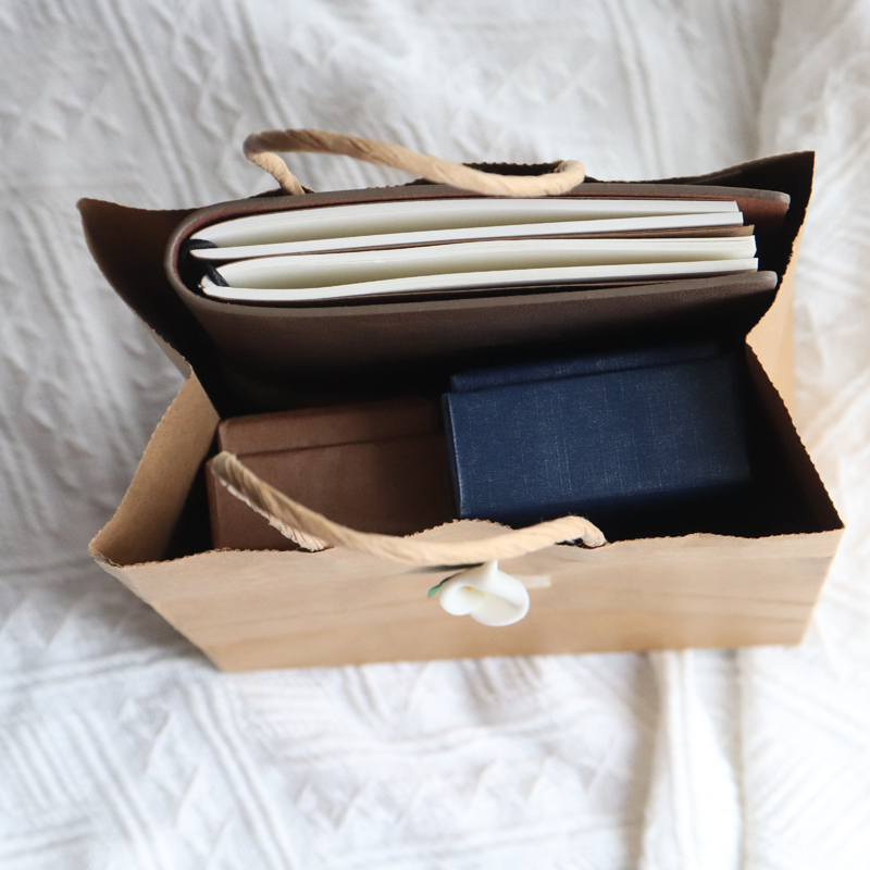 一套包含本子一个  笔+笔盒一套  书签一份