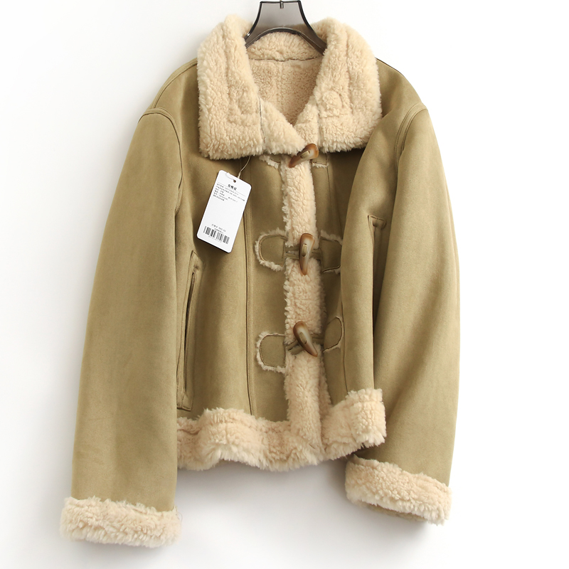 云朵般蓬松牛角扣皮毛一体女外套