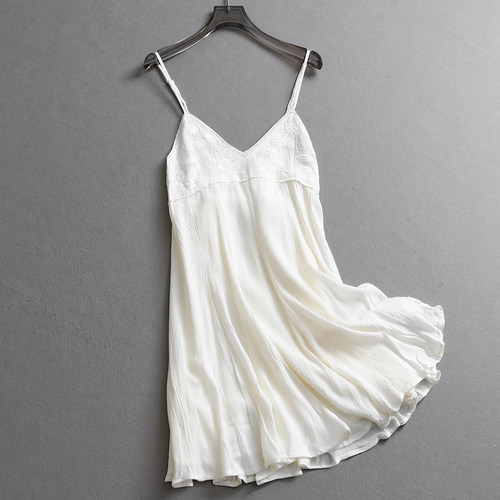 纯色刺绣蕾丝边V领度假风连衣裙