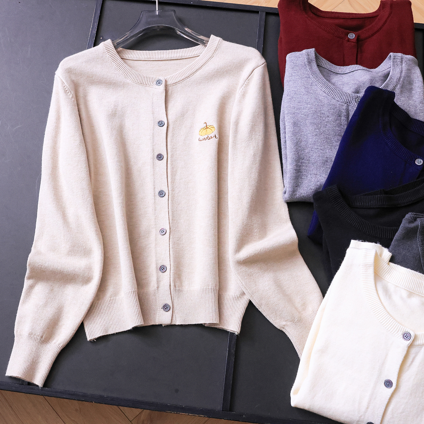 南瓜刺绣柔软舒适圆领休闲毛衣女