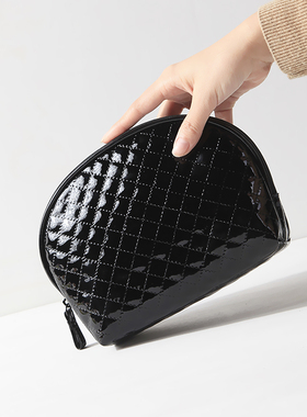 三根卷毛 黑色亮漆皮菱格大容量贝壳手拿包防水化妆包洗漱包 120g