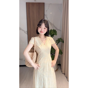 黄桃曲奇 板栗西西 海边度假风蕾丝边V领收腰连衣裙褶皱设计感