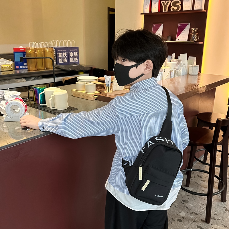 韩版洋气小男孩外出斜挎包