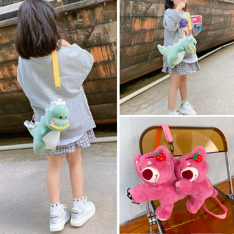 网红小女孩草莓熊毛绒包
