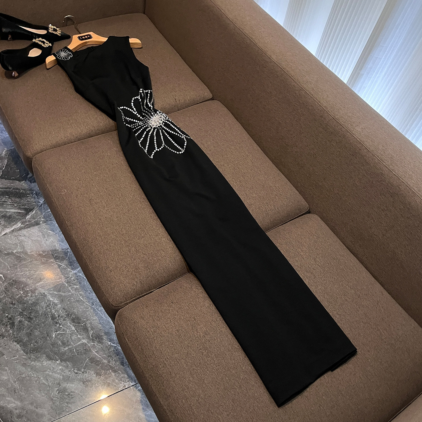 黑色名媛风烫钻包臀晚礼服