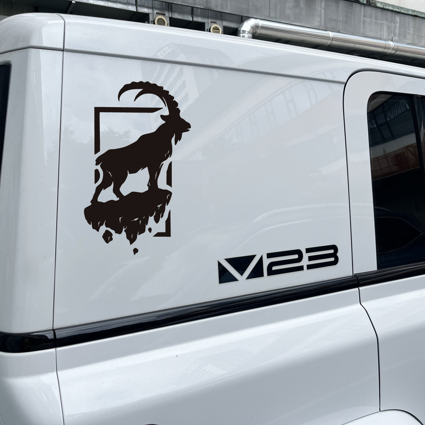 藏羚羊岩壁无人区图案越野车贴纸