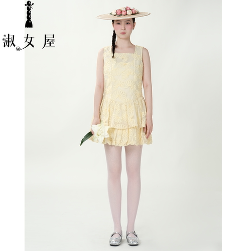 小香风开衫与荷叶背心连衣裙