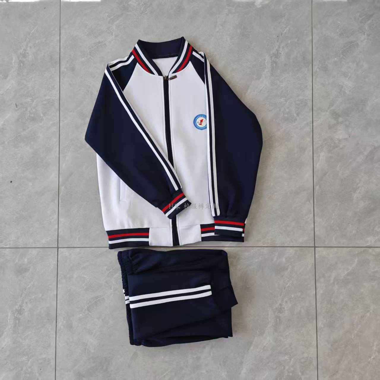 昆明市高新第一小学校服上衣外套白色拼深蓝色袖子白杠领口红白条