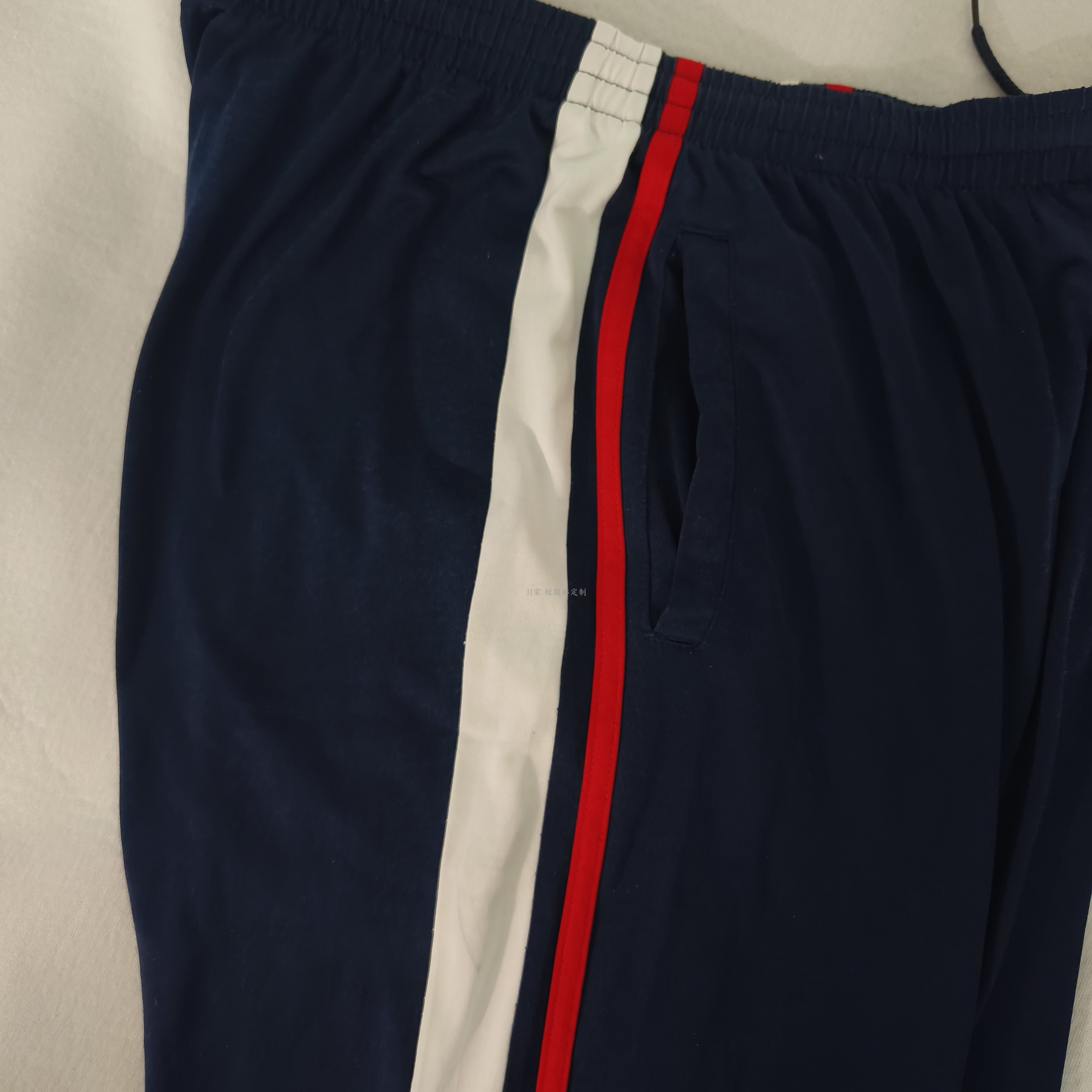订做丰泽区实验小学四季深蓝色校服运动裤子拼红白条散口加绒班服