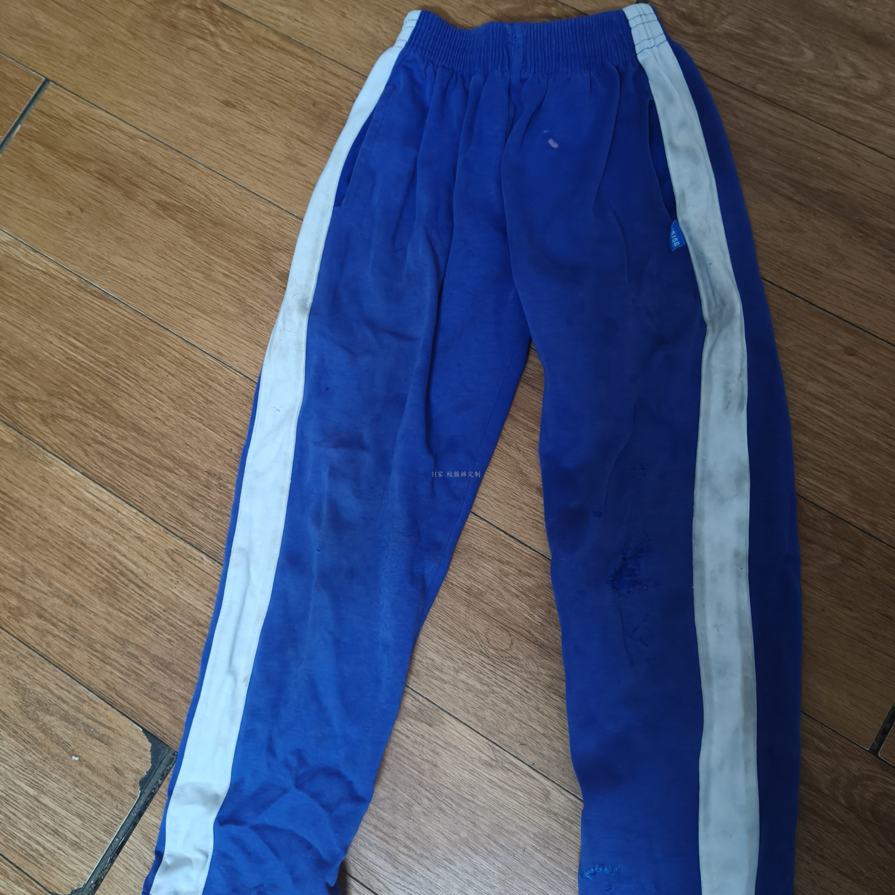 订做沱江镇第二小学宝蓝校服运动休闲裤子侧边宽白条散口加绒班服