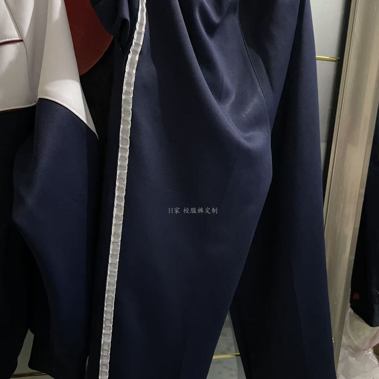 订做莘县翔宇学校深藏蓝色校服裤子侧边一条杠反光条散口加绒班服图片