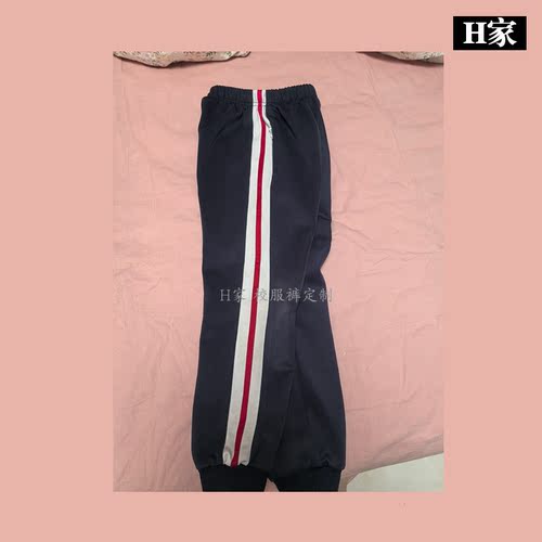订做红军小学深蓝色学生校服运动裤子侧边拼白底红条杠束口班服
