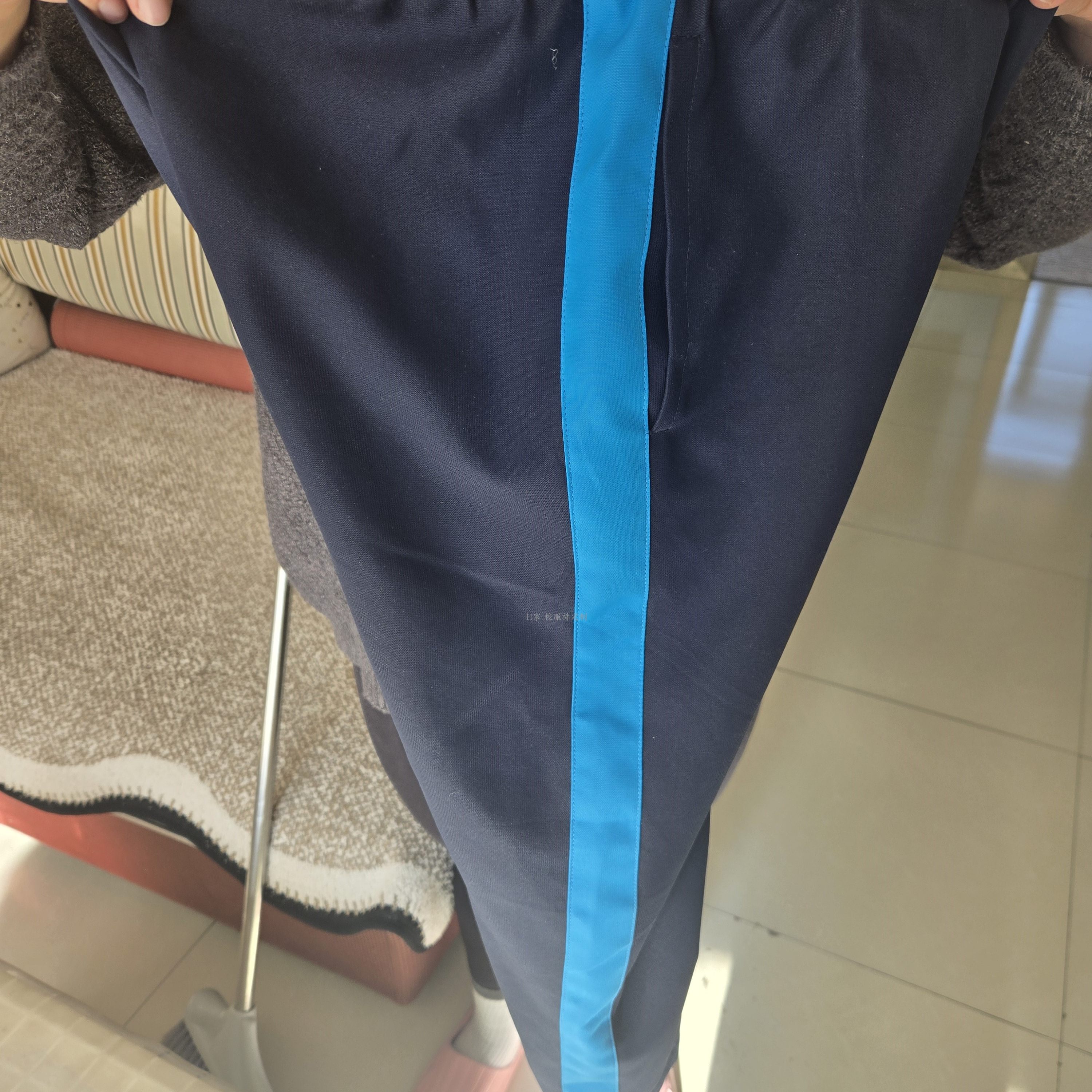 订做德令哈市河东街道藏蓝色校服运动裤子侧边拼浅宝蓝加绒班服