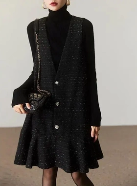 150斤胖MM小香风背心裙2025秋冬别致V领a字连衣裙宽松显瘦遮肉