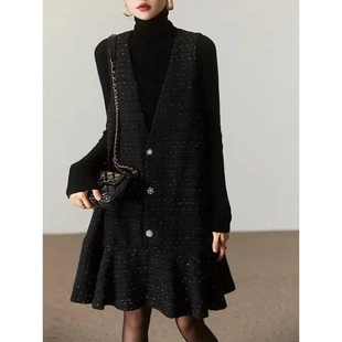 150斤胖MM小香风背心裙2025秋冬别致V领a字连衣裙宽松显瘦遮肉