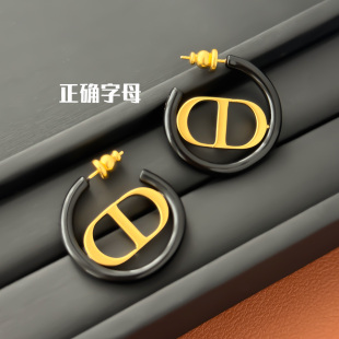 简约黑色树脂立体字母耳环2025年新款 耳饰小众设计高级感通勤时尚