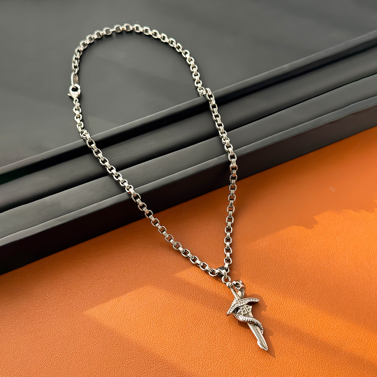 2025年新款欧美复古十字架OOTD街头做旧宝剑蛇镶钻项链男女款情侣