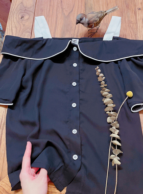 rom2个性黑色学院风一字领露肩大翻领短袖休闲显瘦雪纺衫娃娃衫