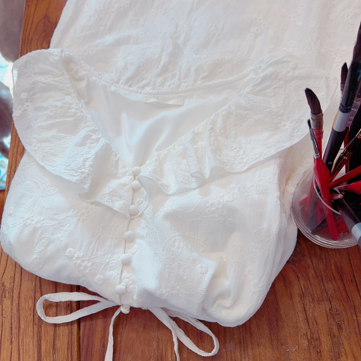 高品质 有内衬 腰部绑带 法式刺绣提花荷叶边 中长款白色连衣裙