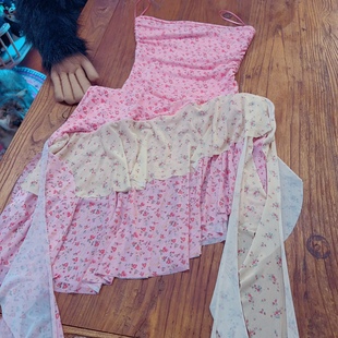 多巴胺穿搭 rom2稀货 粉色小碎花 剪裁 不规则裹胸抹胸连衣裙 个性