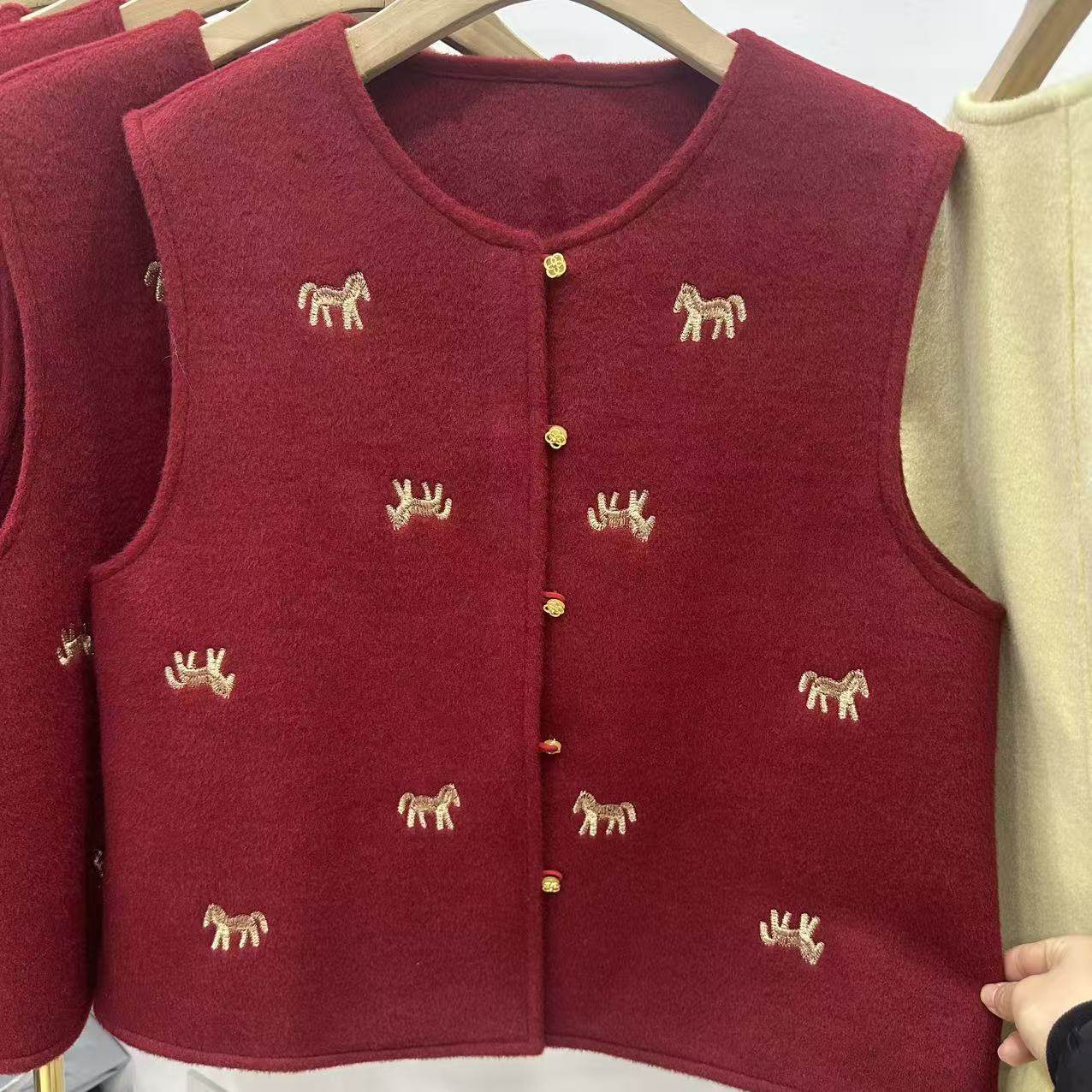 双面毛尼新年本命年福马刺绣马甲复古红气质新年战袍女,女装/女士精品,毛呢外套,淘宝优惠券,粉丝福利购,淘宝优惠卷