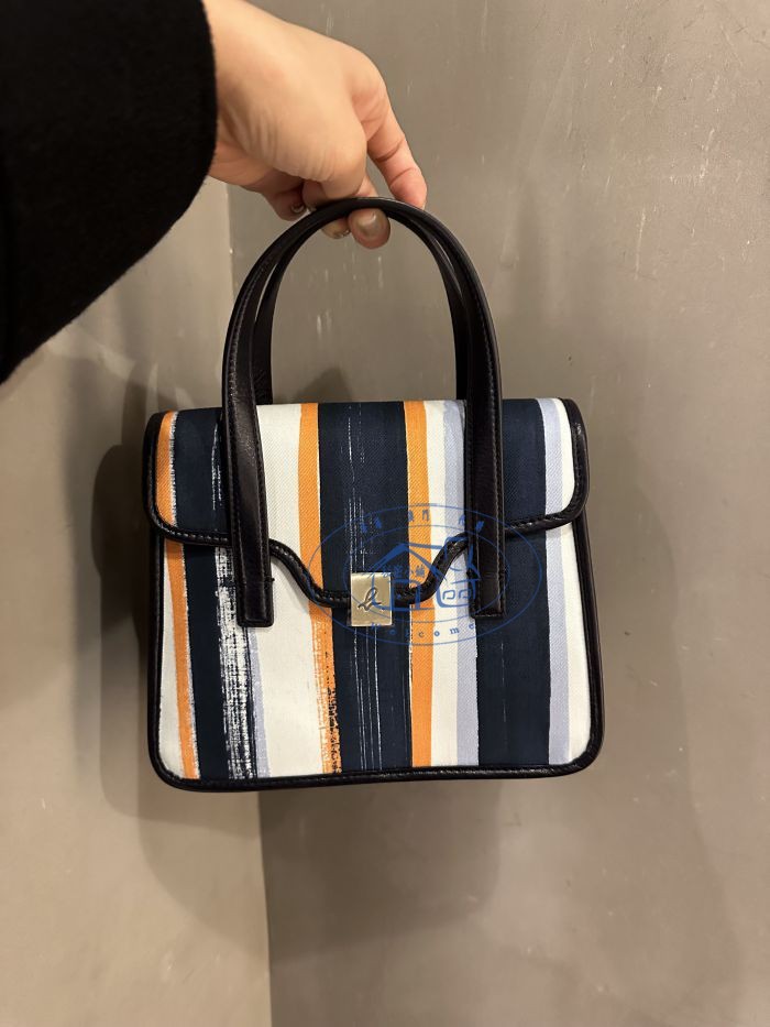香港專櫃代購agnes b.金色搭扣品牌logo條紋斜跨單肩 24春夏女包