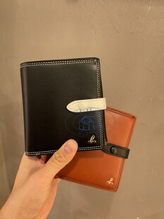 香港專櫃代購agnes b.車縫邊撞色真皮搭扣女款短款錢包 21秋冬